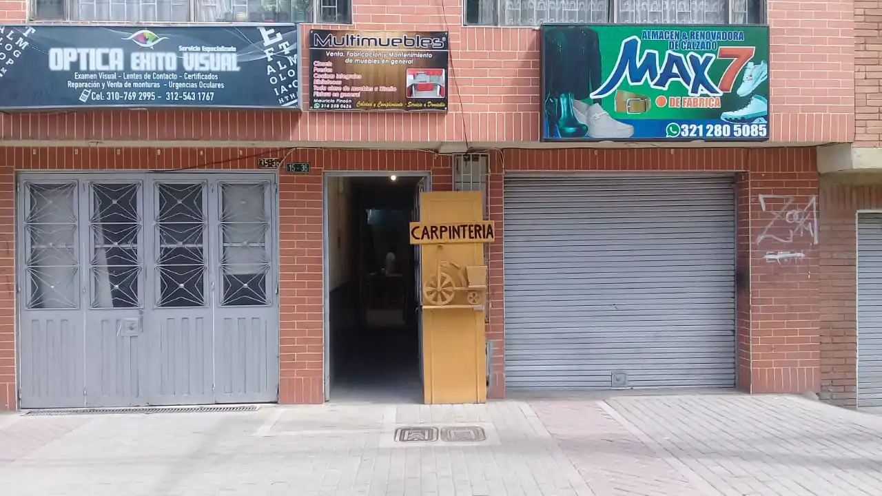 Carpintero en Bogotá realizando muebles a medida